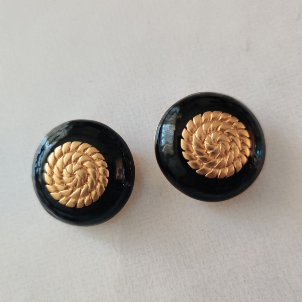 Exquisite Nina Ricci clip earrings in EUC